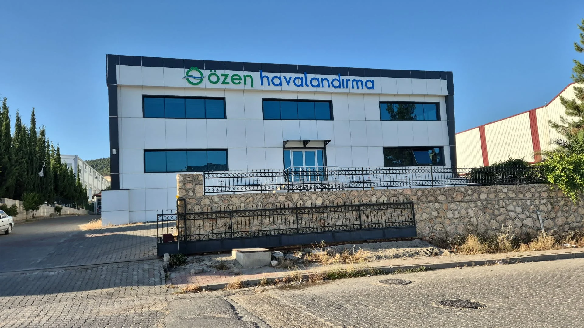 Ozenair üretim tesisinin önden görünümü